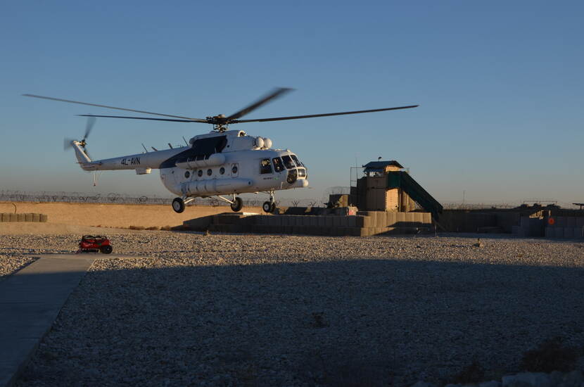 Een helikopter waarmee het Special Operations Advisory Team wordt ingevlogen.