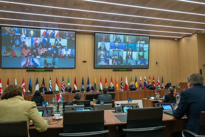 Ministers tijdens een digitale vergadering van de NAVO.