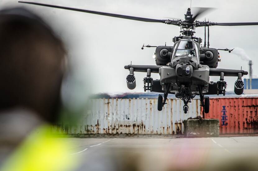 Een Amerikaanse helikopter landt in de Rotterdamse haven.
