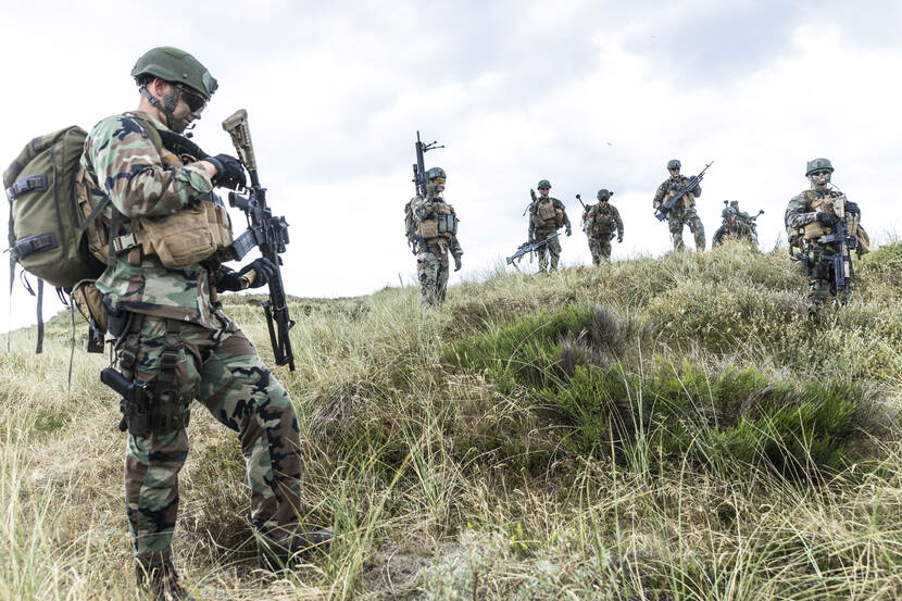 Mariniers in gevechtstenue tijdens een oefening.