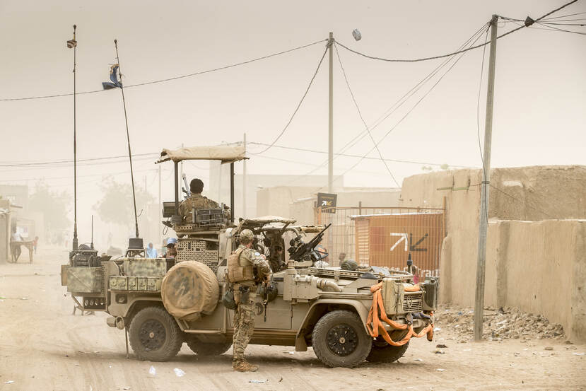 Voertuig met militairen op een zandweg in Mali.