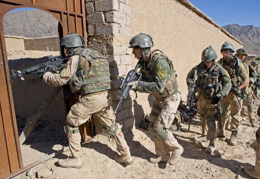Archieffoto (Afghanistan 2009): Nederlandse militairen gaan tijdens een voetpatrouille een quala binnen.