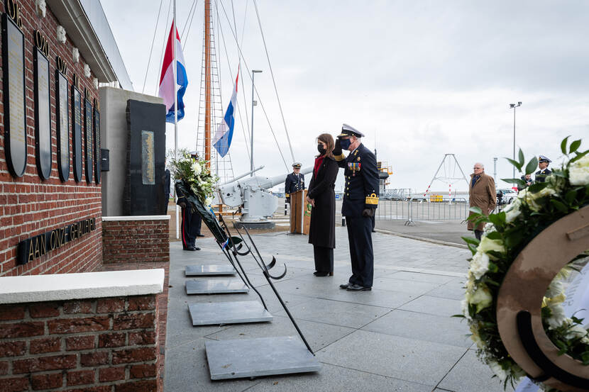 Staatssecretaris Visser bij de herdenking van de gevallenen van de Onderzeedienst.