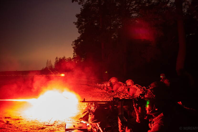 Nederlandse militairen schieten 's nachts met scherp in Litouwen.