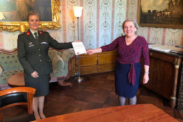 Mirjam Grandia geeft haar boek aan minister Ank Bijleveld, in de werkkamer van de minister.