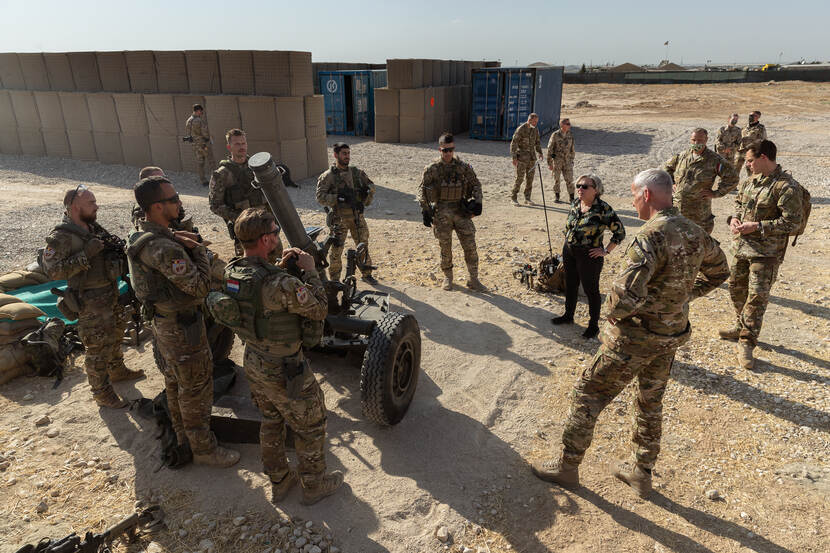 Van boven gezien: groep militairen op de compound in Noord-Afghanistan, in het midden de minister.
