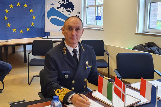 Vice-admiraal Arie Jan de Waard ondertekent namens Defensie digitaal.