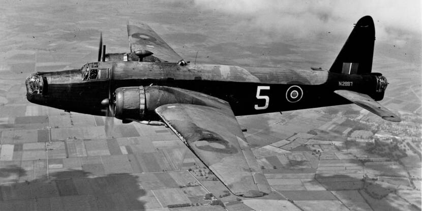 Britse Vicker Wellington bommenwerper in de lucht. Zwart-witfoto.