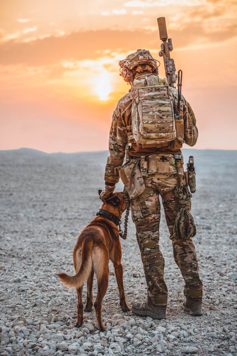 SOF-operator met een hond.