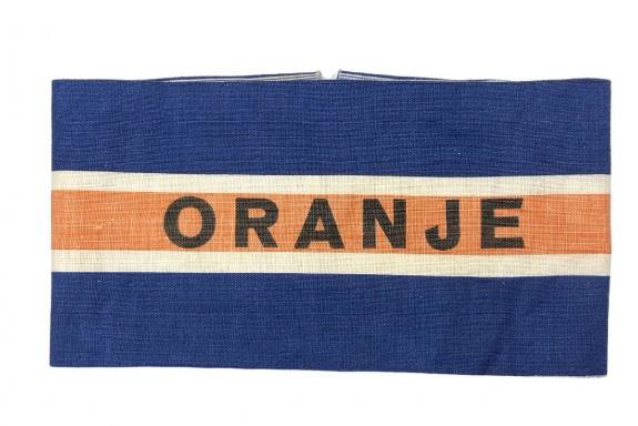 Armband Binnenlandse Strijdkrachten (BS) met blauwe banen en het woord 'oranje' daar in een oranje baan tussenin.