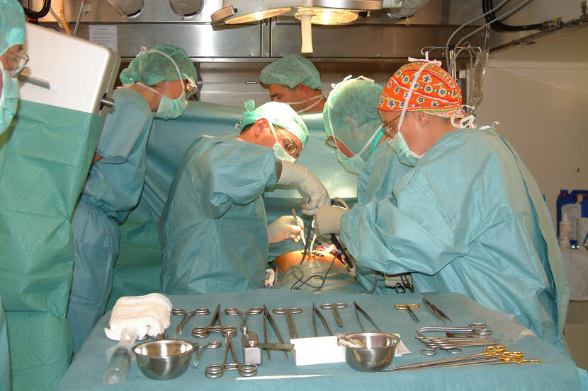 Militaire chirurgen aan het werk in de operatiekamer (achieffoto).