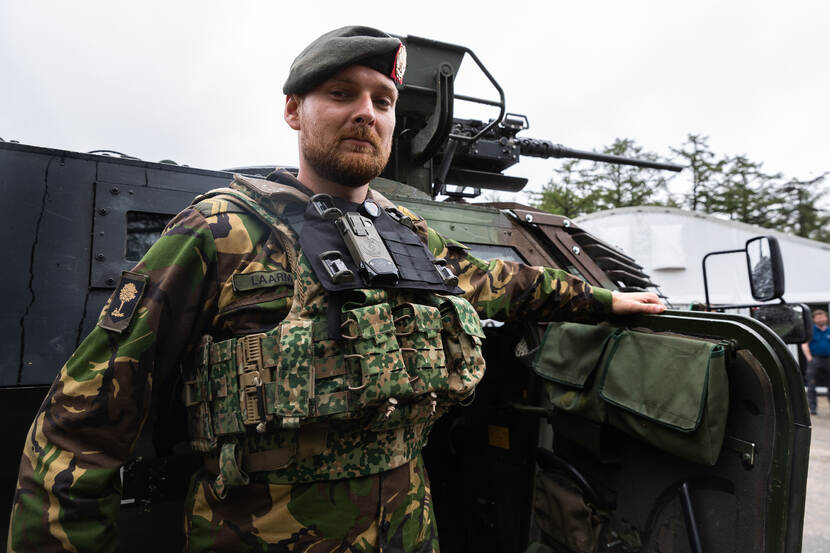 Een militair met het nieuwe MCTC-vest dat prima draagbaar is met de nieuwe nieuwe STRONG-uitrusting en -kleding.