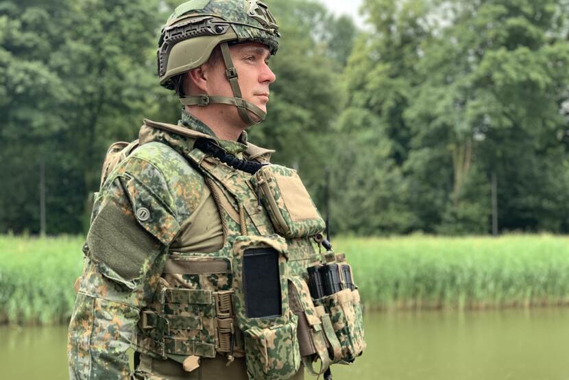 Een militair draagt de Raptor op zijn borst.