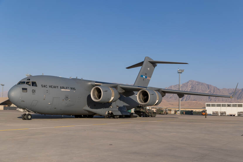 1 van de C-17’s in Mazar-e Sharif.