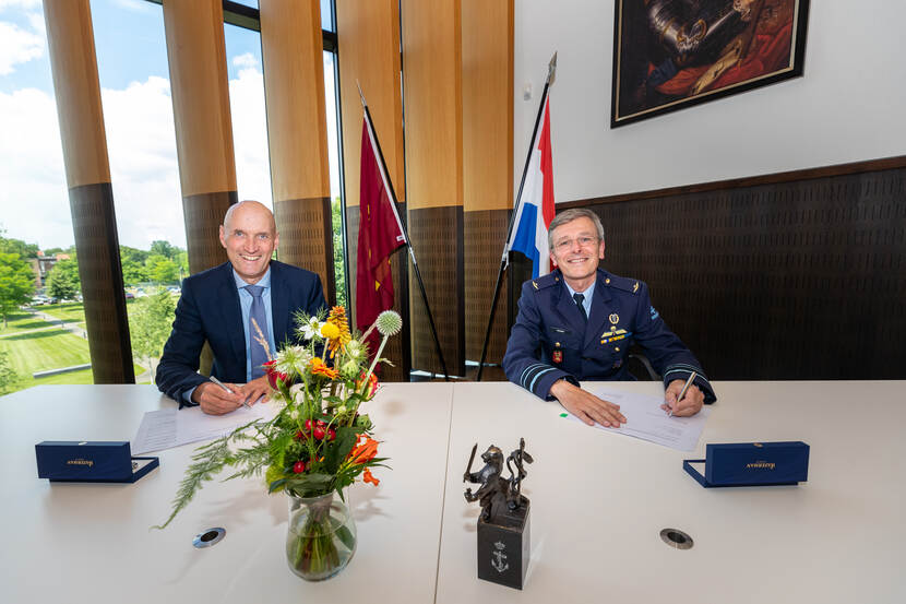 Voorzitter Raad van Bestuur Erasmus Medisch Centrum professor dr. Ernst Kuipers en commandant Defensie Ondersteuningscommando luitenant-generaal Mario Verbeek tekenen voor vernieuwde samenwerking.