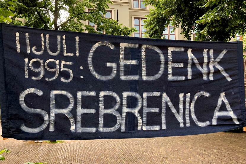 Spandoek tijdens de Nationale Herdenking Srebrenica Genocide met het opschrift '11 juli 1995: gedenk Screbrenica'.