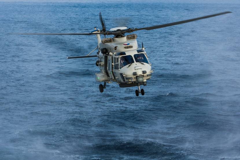 Een NH90 vliegt laag boven de Golf van Aden tijdens antipiraterijmissie Ocean Shield van de NAVO.