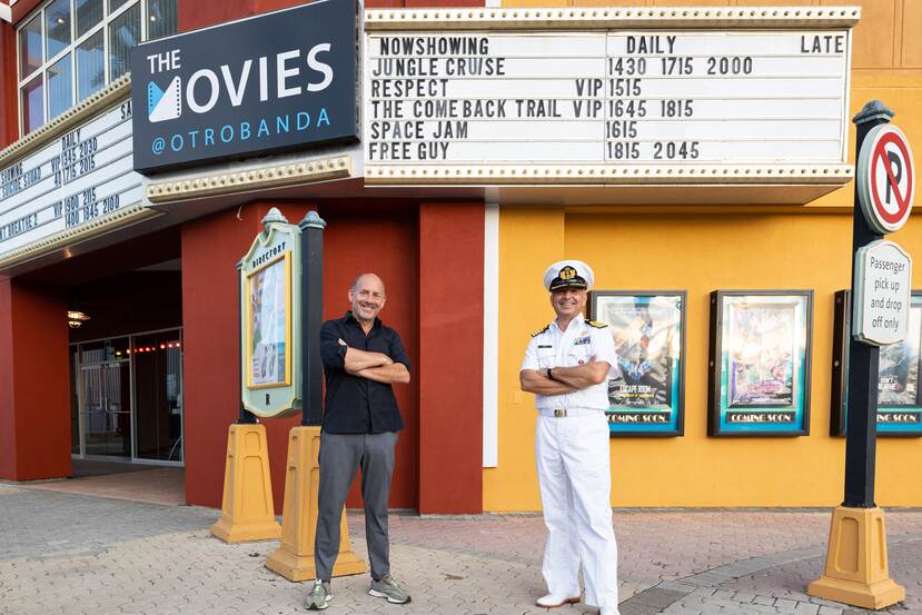 2 mannen poseren voor een bioscoop.