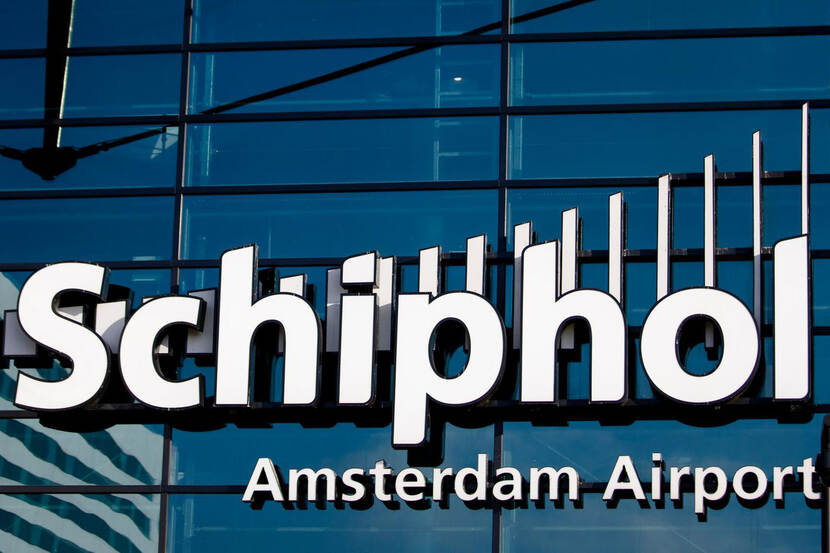 Detail gevel vertrekhal Schiphol, met de tekst Schiphol Amsterdam Airport.