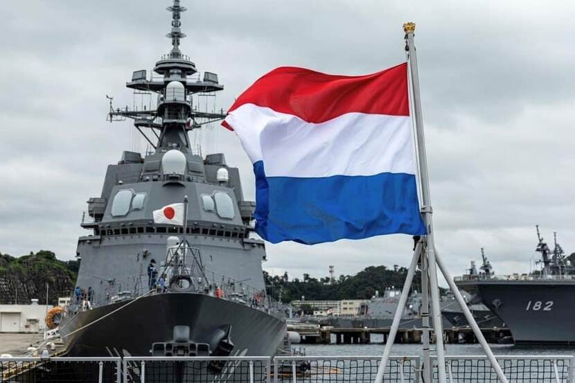De Evertsen ligt aangemeerd in de Japanse haven Yokosuka. De Nederlandser vlag wappert op de voorgrond.