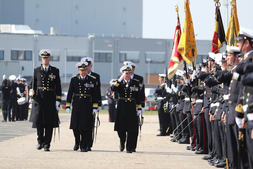 De nieuwe Commandant Zeestrijdkrachten Tas (midden), rechts Kramer.