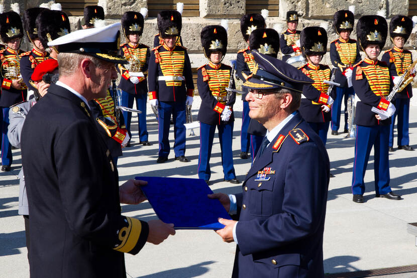 Plaatsvervangend Commandant der Strijdkrachten vice-admiraal Boudewijn Boots (li) presenteerde de JSEC-mars.