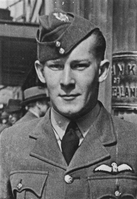 Zwart-wit foto van de in 1944 gesneuvelde piloot William “Bill” Gibbs Abbott uit Nieuw-Zeeland.