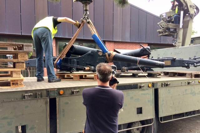 De kanonnen worden van de 10-tonner getakeld na aankomst op de Legerplaats bij Oldebroek.