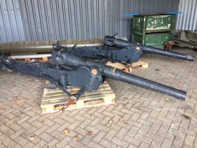 De 2 kanonnen liggend op pallets.