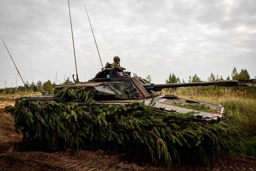 Een CV90-infanteriegevechtsvoertuig tijdens een certificeringsoefening in Letland.