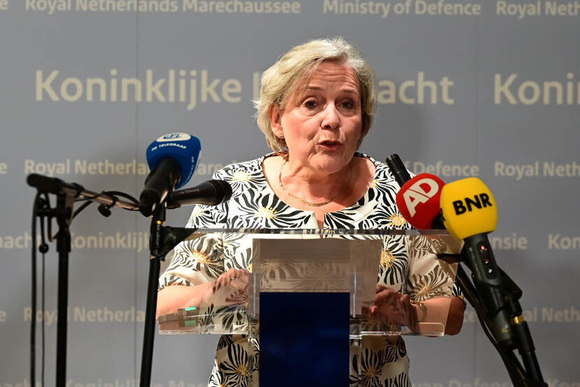 Minister Ank Bijleveld tijdens het afleggen van de verklaring waarin zij haar aftreden bekend maakt.