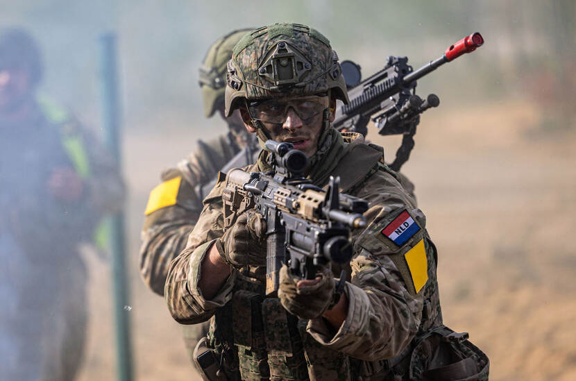 Nederlandse militairen met hun wapen in de aanslag tijdens een oefening om ingespeeld te raken op hun buitenlandse collega's van de enhanced Forward Presence in Litouwen.