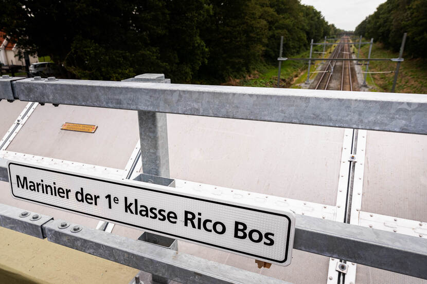 De naam van marinier der 1e klasse Rico Bos uit Wierden op de spoorbrug in gemeente Steenwijkerland.
