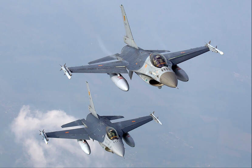 2 F-16's in de lucht.