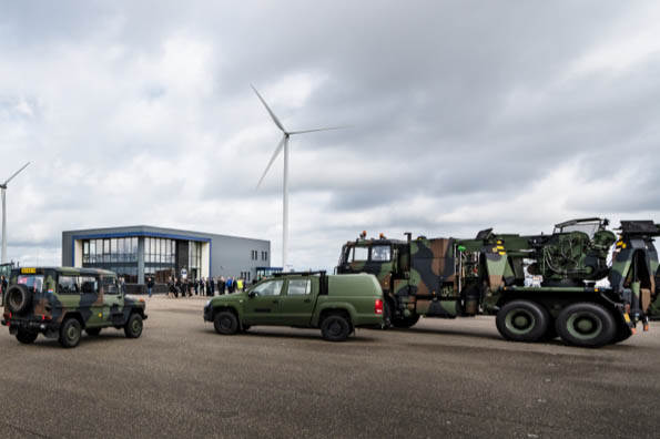 Militaire voertuigen in Eemshaven.