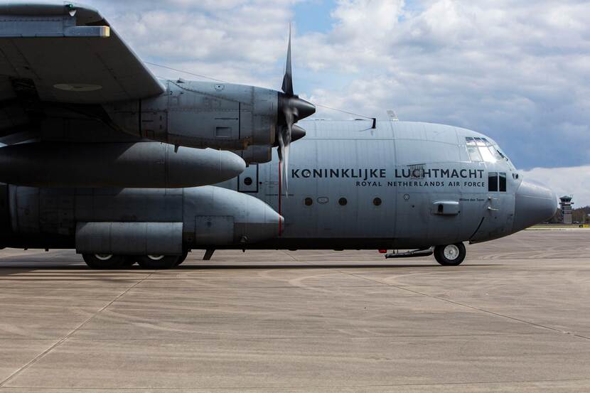 Een C-130 transportvliegtuig.