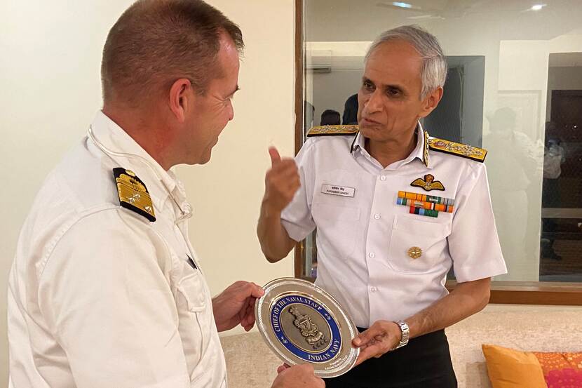 Vice-admiraal Tas krijgt een wapenschild van een Indiase marinecommandant.