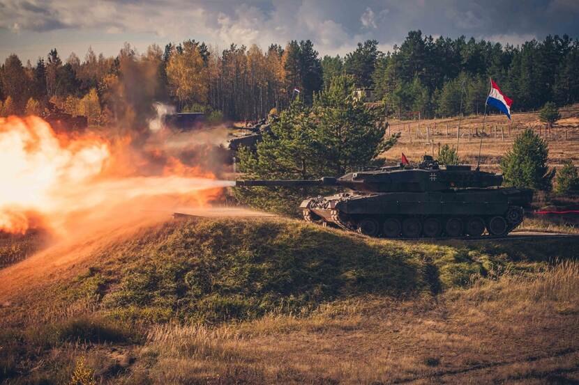 Vurende tanks in bosrijk gebied.