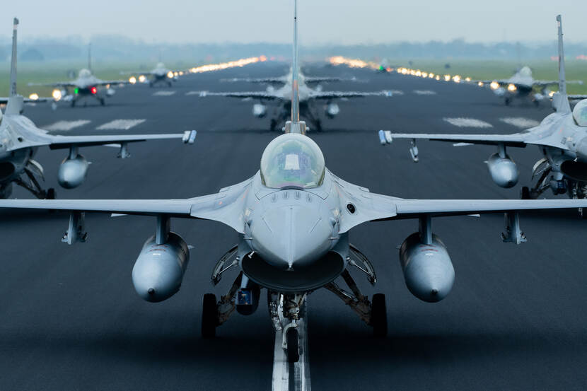 14 F-16's stijgen op vanaf Vliegbasis Volkel.