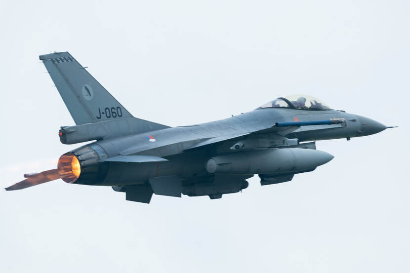 Een van de 14 F-16's.