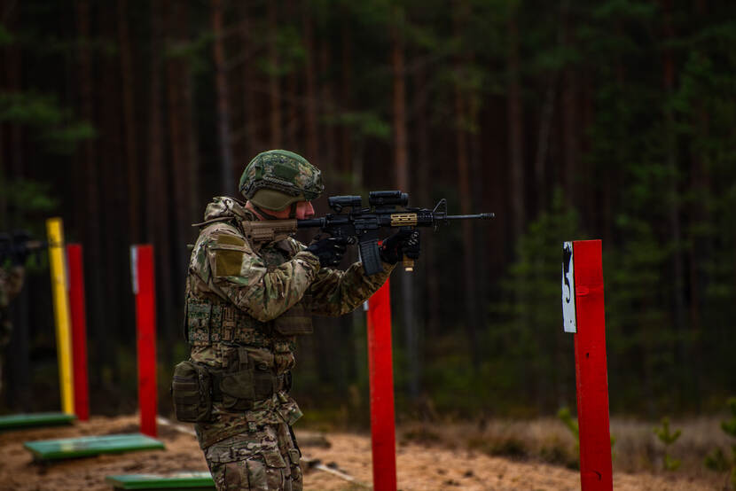 Militair oefent met het Colt C8-geweer.