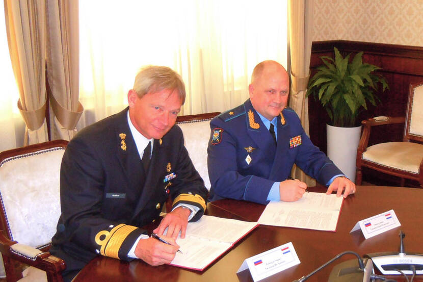 Schout-bij-nacht Huub Hulsker en de Russische generaal-majoor Andrey Toroshchin ondertekenen een verklaring met gemaakte afspraken om de volgende bijeenkomst over verder te praten.