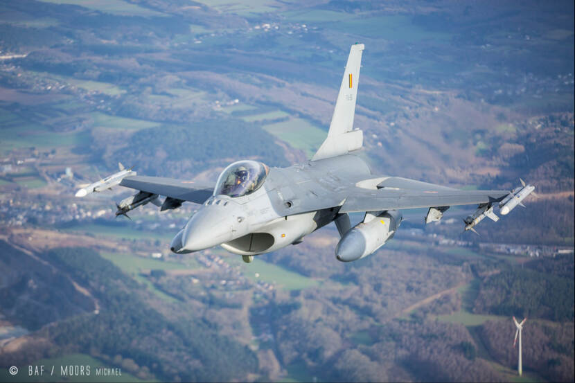 F-16 in de lucht.