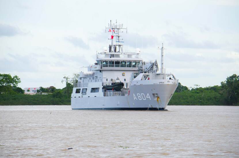 Marineschip de Pelikaan vaart in Paramaribo.