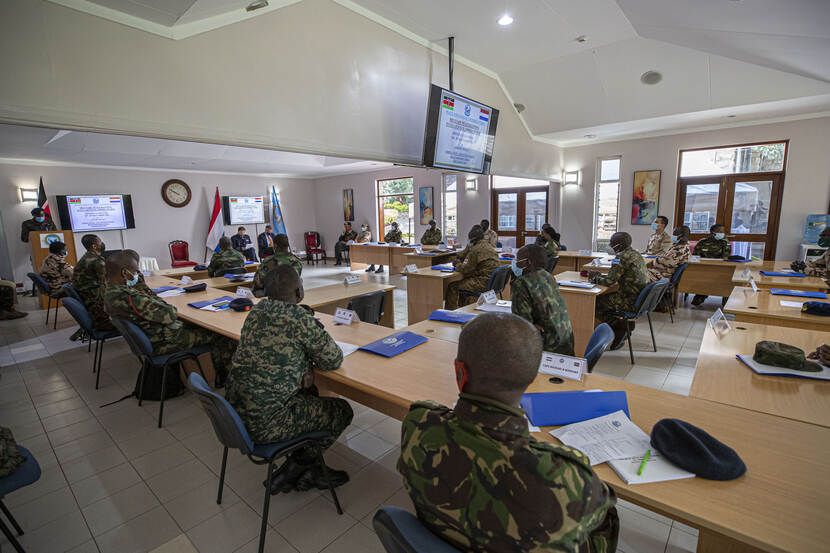 Afrikaanse militairen in klaslokaal.