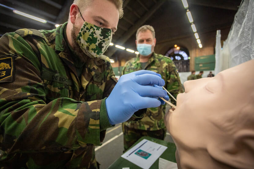 Militair oefent covid-test op pop.