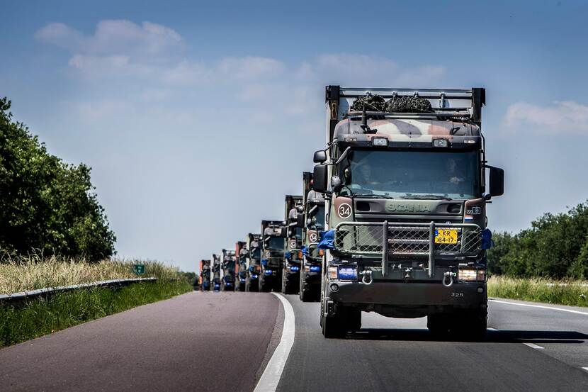 Scania-vrachtwagens in konvooi NAVO-flitsmacht richting Polen (2015).