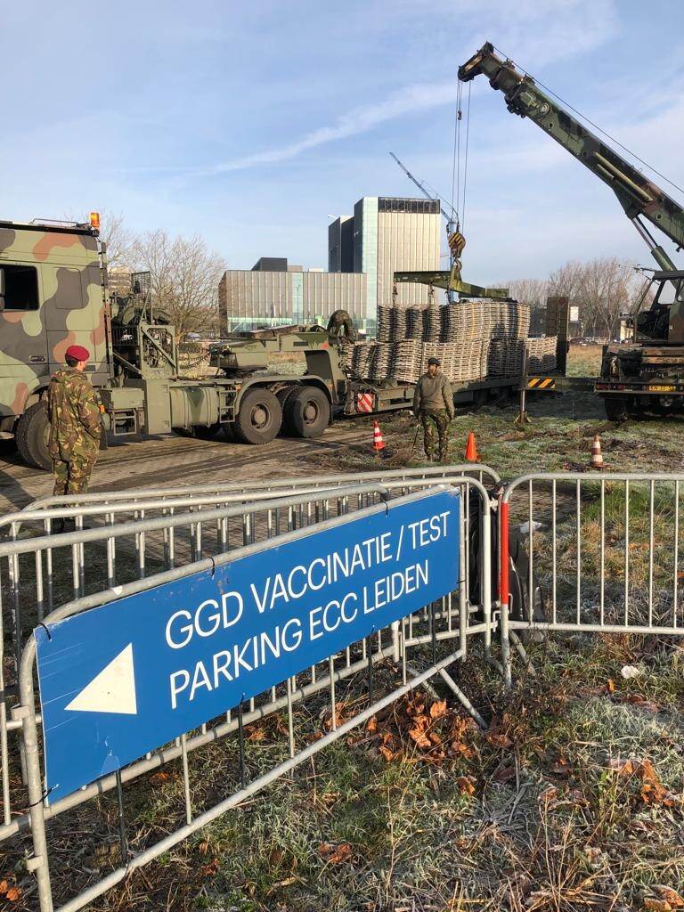 Genie met materieel bij Leiden, op de voorgrond een bord met de tekst: GGD vaccinatie / test, parking ECC Leiden.