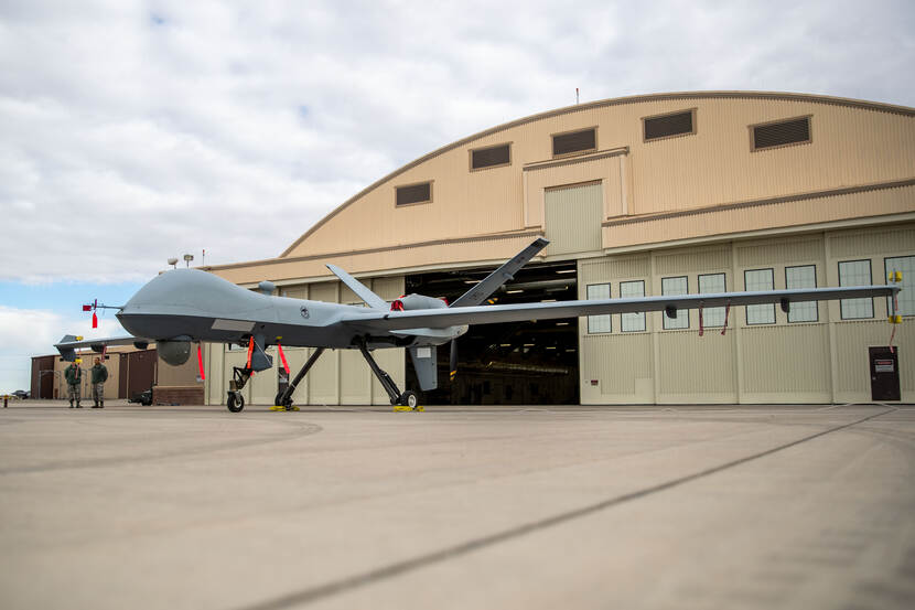 MQ-9 Reaper voor een hangaar.