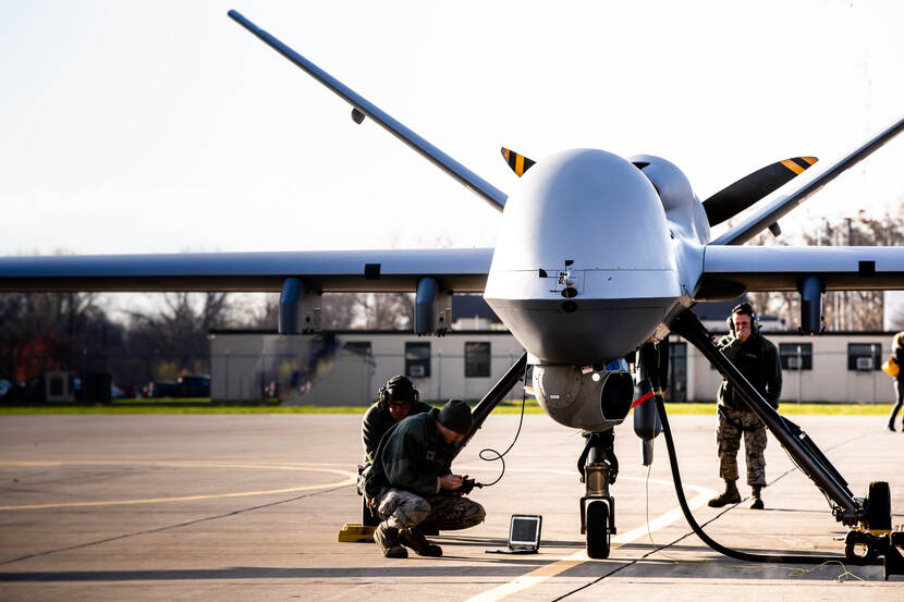 3 militairen werken aan een MQ-9 Reaper.